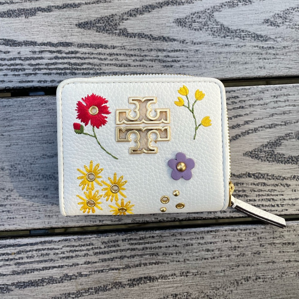 Tory Burch wallet- like new!